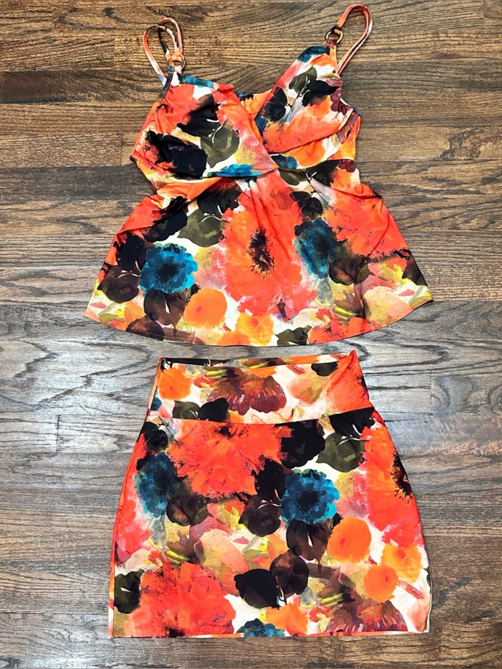 Tara Grinna 2-Piece Open Back Tankini and Skirt *SEE SIZING*
Top: 32-36E Skirt:8